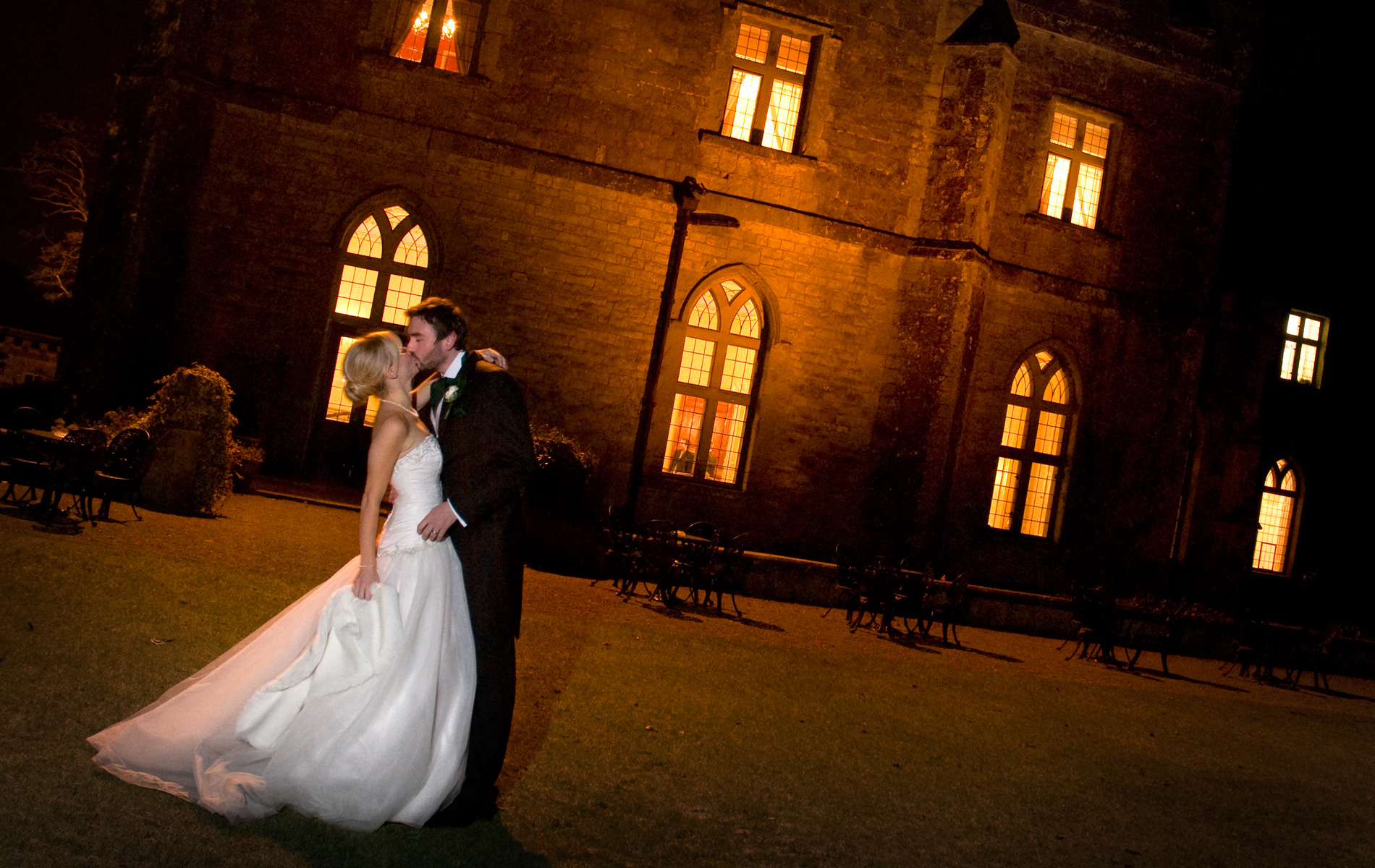 clearwell-castle-wedding-photographer-nightime-bride-groom-winter-weddings-south-wales-wedding-photographernighttime wedding photo of Bride & groom kissing, Clearwell castle weddings.
