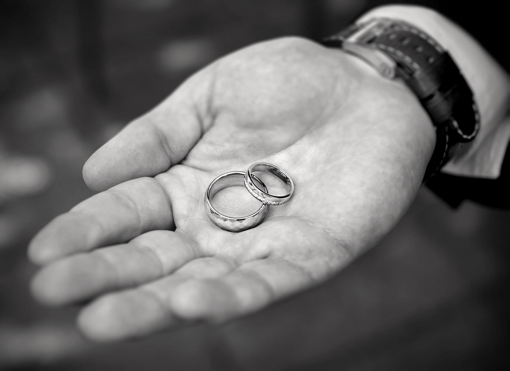wedding-rings-grooms-hand-cwmbran-wedding-photography-black-and-white-wedding-photography