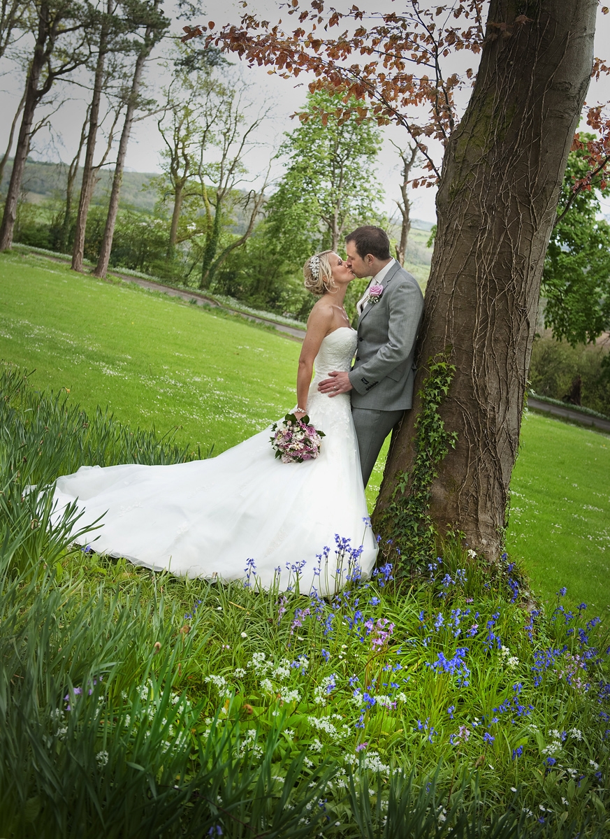 coed-y-mwstwr-wedding-photographers-couple-kissing-tree-coed-y-mwstwr-hotel-wedding-photographer