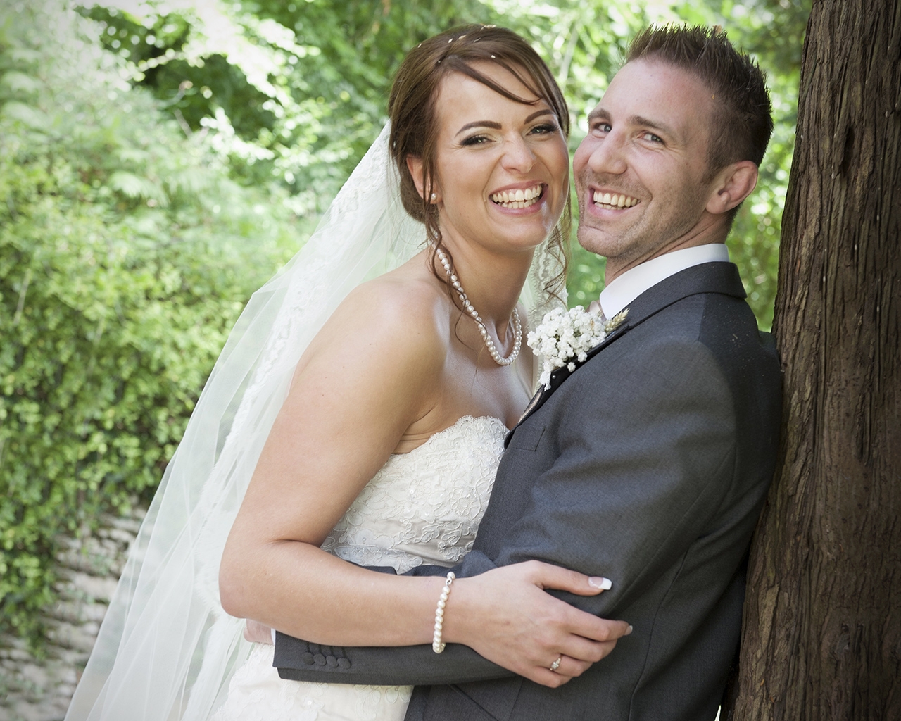wye-valley-wedding-photographers-in-on-the-wye-photographer-bride-groom-tree
